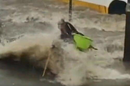 Video: Inundaciones en Coacalco arrastran a abuelita y la ponen en peligro